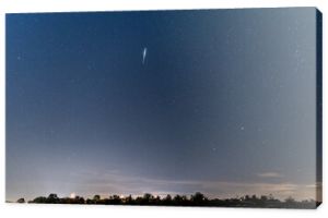 Spadający meteor na nocnym niebie