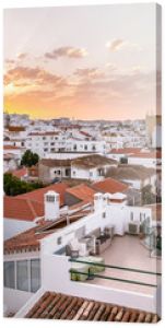 Wschód słońca starożytne centrum miasta Lagos Algarve w Portugalii