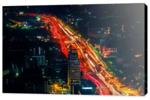 Futurystyczna nocna panorama miasta z lotu ptaka z oświetlonymi drapaczami chmur i ruchem miejskim na ulicach Bangkoku w Tajlandii