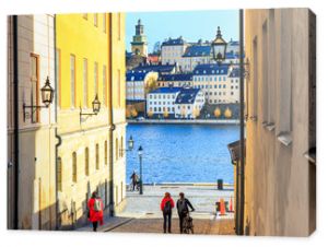 Turyści spacerujący po brukowanych uliczkach w Riddarholmen są częścią Gamla stan to stare miasto w Sztokholmie Szwecja Fasady medievy