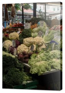 Stragan z warzywami na placu targowym Sałata kalafior brokuł marchew