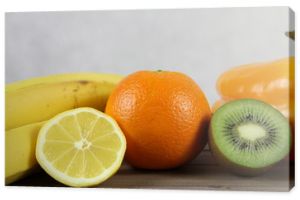 Zdrowa dieta owoce i warzywa pomarańcze kwi cytryna i banan na drewnianej skrzynce