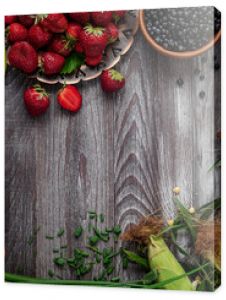 Sezonowe owoce i warzywa na drewnianym stole