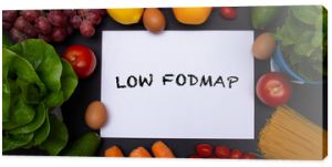 Płaska makieta białej kartki z tekstem low FODMAP otoczonymi warzywami i owocami zdrowej diety i odżywianie