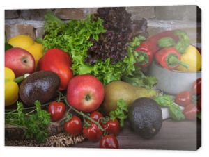 Owoce i warzywa na stole. Sałata, papryka, awokado, jabłka, pomidorki. Zdrowe składniki, zdrowe gotowanie.