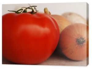 Warzywa i owoce na stole zbliżenie na pomidory i cebule