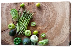 Świeże warzywa i owoce na naturalnym drewnianym stole