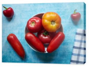 pomidory i papryki na stułę