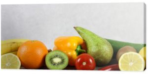 Zdrowy tryb życia - owoce i warzywa - gruszka, cukinia, pomidory, pamarańcza, czerwona papryka