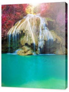wspaniały wodospad z kolorowym drzewem w Tajlandii