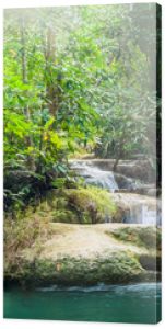 Panorama wodospadu Erawan piękny wodospad w lesie w Parku Narodowym Erawan Piękny wodospad na rzece Kwai Kan