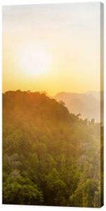 Panorama tropikalnego krajobrazu z dramatycznym zachodem słońca i stromym grzbietem górskim na horyzoncie Krabi Tajlandia