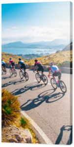 Zdjęcie kolarza sportowego zespołowego Grupa triathlonistów na przejażdżce rowerowej po drodze na Majorce Majorka w Hiszpanii
