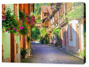Kwiatowe tradycyjne miasteczko Colmar z uroczymi starymi uliczkami w regionie Alzacja we Francji