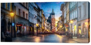 Wieczorny widok na Bazylikę Mariacką ze Starego Miasta przy ulicy Floriańskiej Kraków Polska Panoramiczny widok z długim czasem ekspozycji
