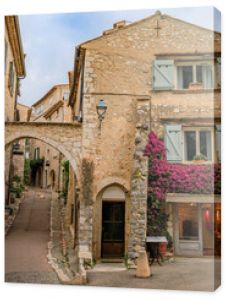 Tradycyjne stare kamienne domy na ulicy w średniowiecznym mieście Saint Paul de Vence na Riwierze Francuskiej na południu Francji