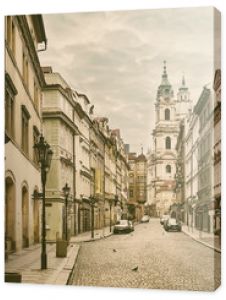 Widok na ulicę w starym centrum Pragi, stolicy i największego miasta Republiki Czeskiej, vintage sepia retro podróż b