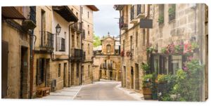 spokojna ulica miasta Rioja w Hiszpanii
