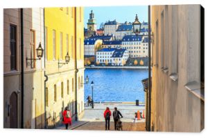 Turyści spacerujący po brukowanych uliczkach w Riddarholmen są częścią Gamla stan to stare miasto w Sztokholmie Szwecja Fasady medievy