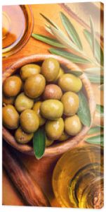 Green olives, oil and leaves