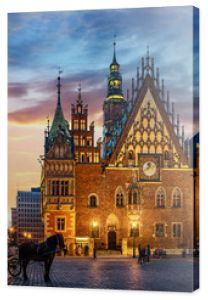 Wrocławski rynek centralny ze starymi domami Ratusz i zachód słońca koń i powóz Panoramiczny widok nocny z długim czasem ekspozycji History